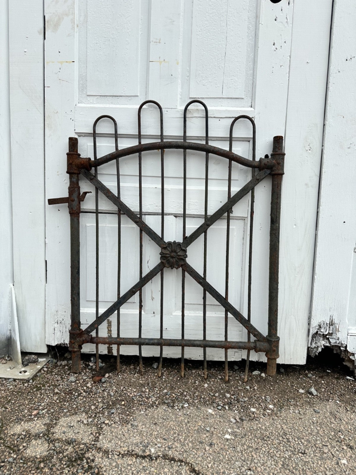 Antique Hairpin Iron Garden Gate w/ Flower Medallion GA20241