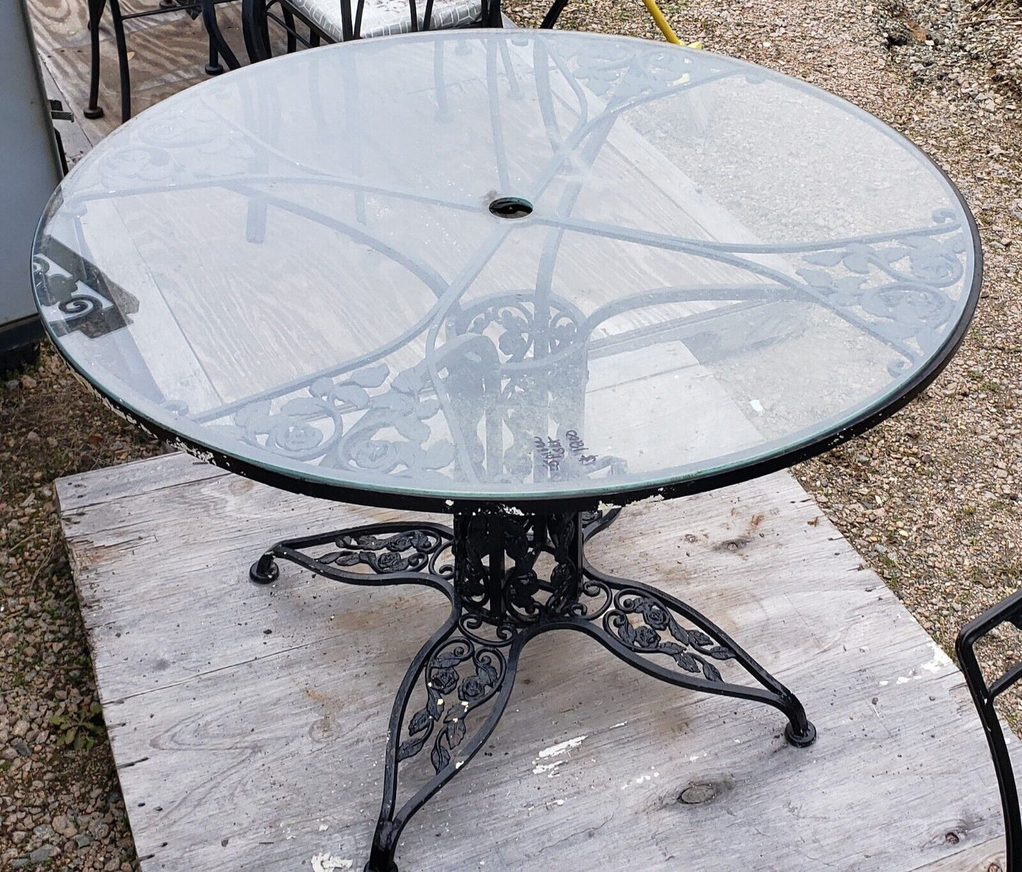 Ornate Wrought Iron Glass Top Umbrella Table & 4 Matching Swivel Chairs GA9778