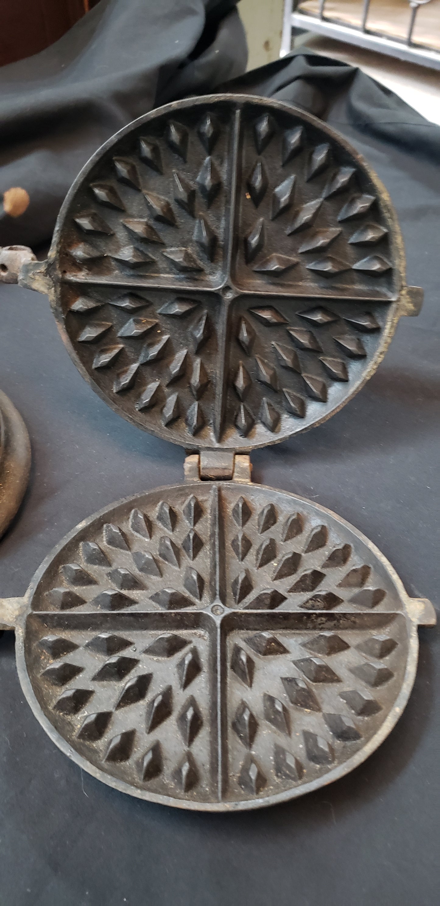 1920's A.G. Patton Model 7/8 Cast Iron Flip Flop Waffle Iron w/ Base GS01077