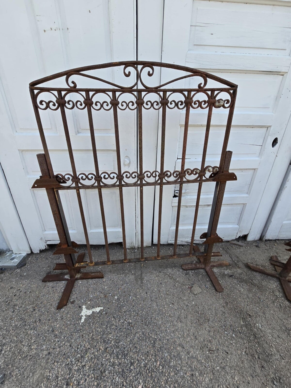 Arched Antique Iron Gate GAM0458