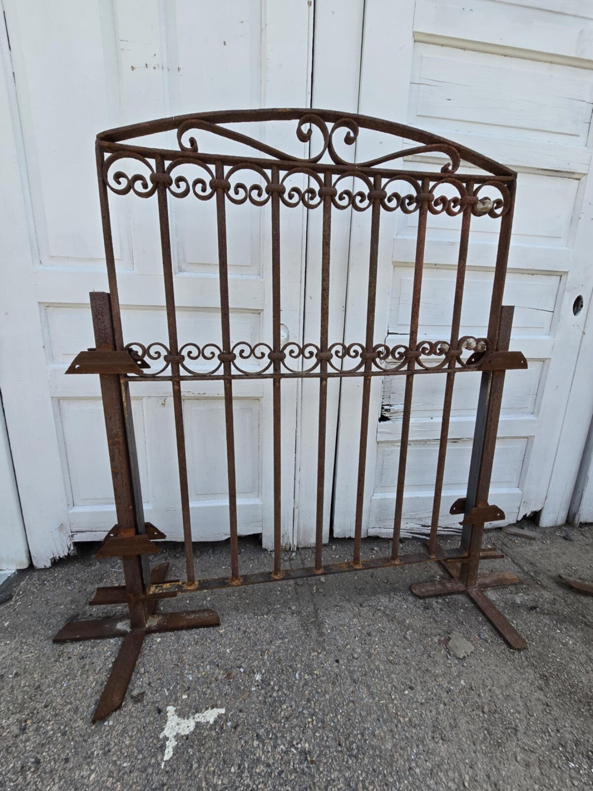 Arched Antique Iron Gate GAM0458