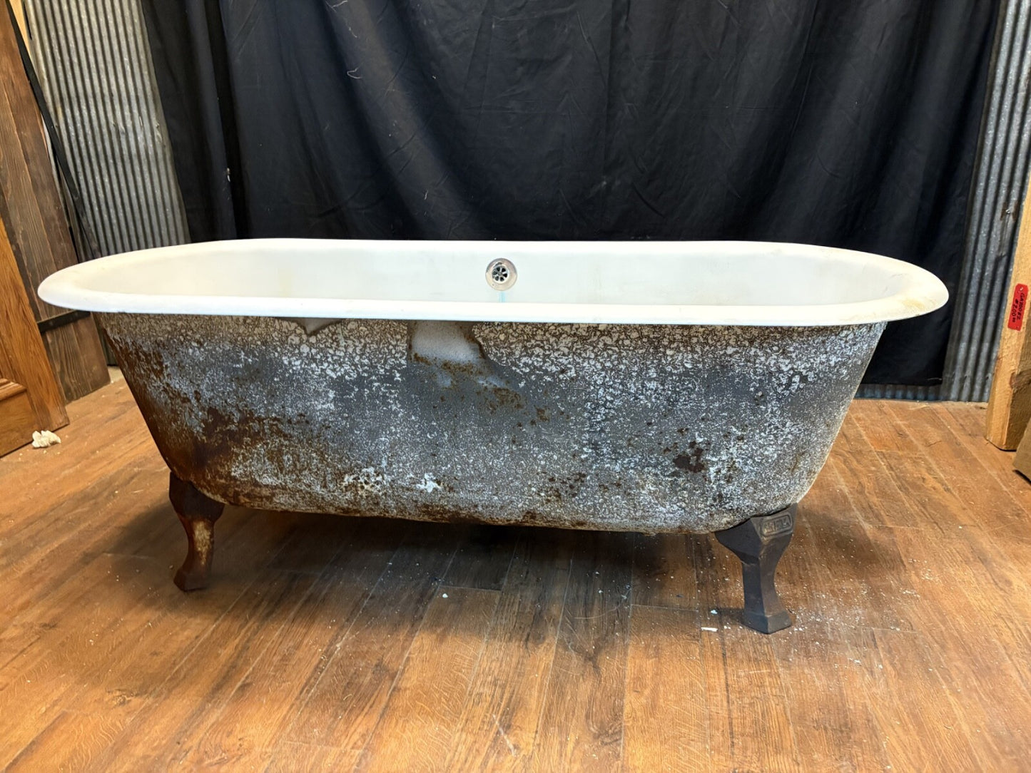 Cast Iron Bath Tub w/ Center Drain GS6022