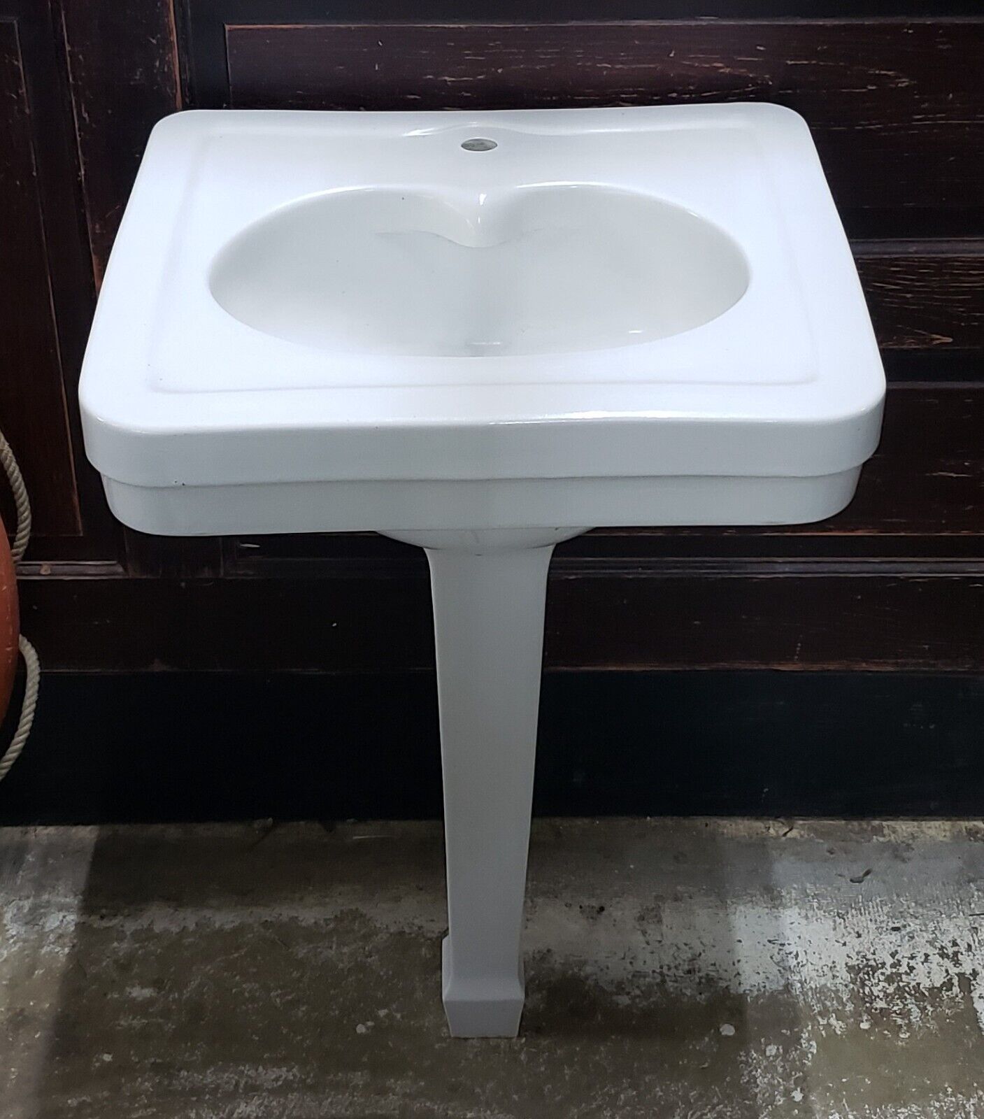 Vintage One Tap Peg Leg Pedestal Sink with Heart Shaped Basin GA9660