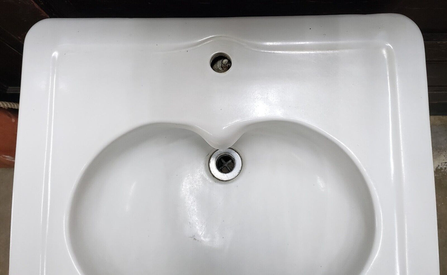 Vintage One Tap Peg Leg Pedestal Sink with Heart Shaped Basin GA9660