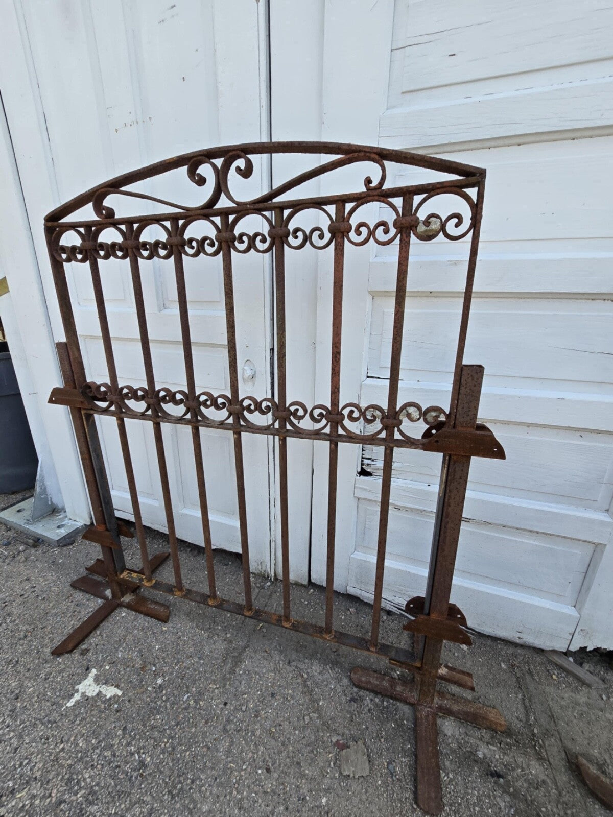 Arched Antique Iron Gate GAM0458