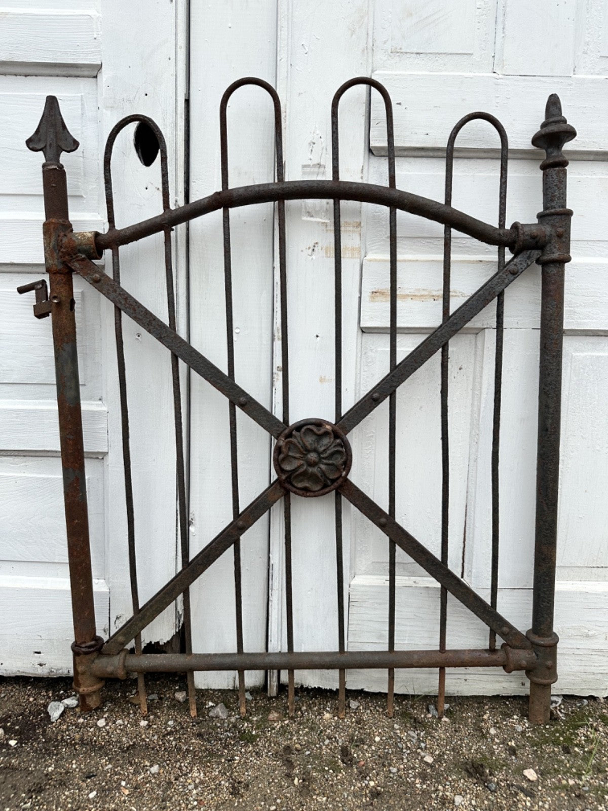 Antique Iron Hairpin Garden Gate w/ Flower Medallion GA20250