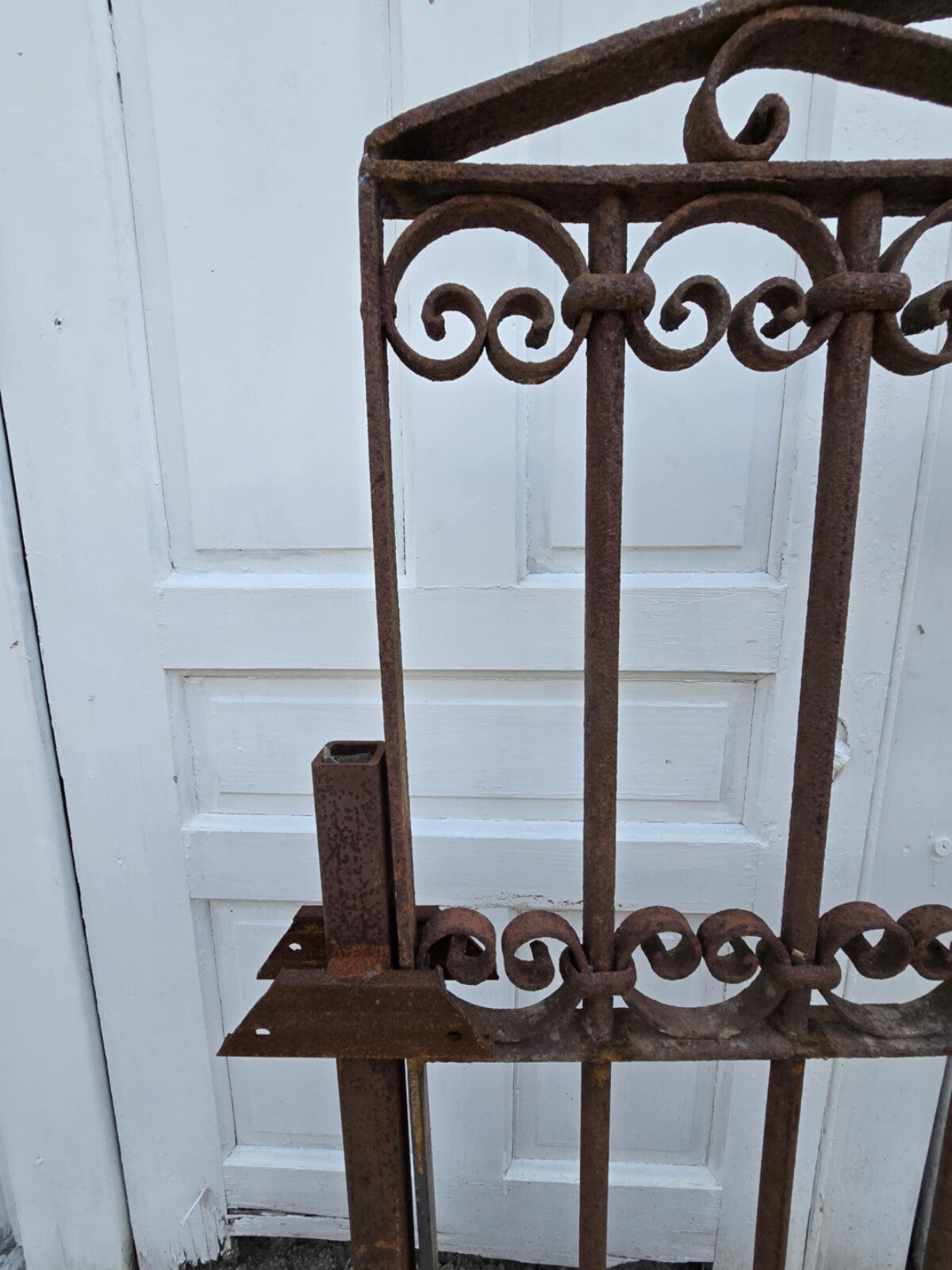 Arched Antique Iron Gate GAM0458