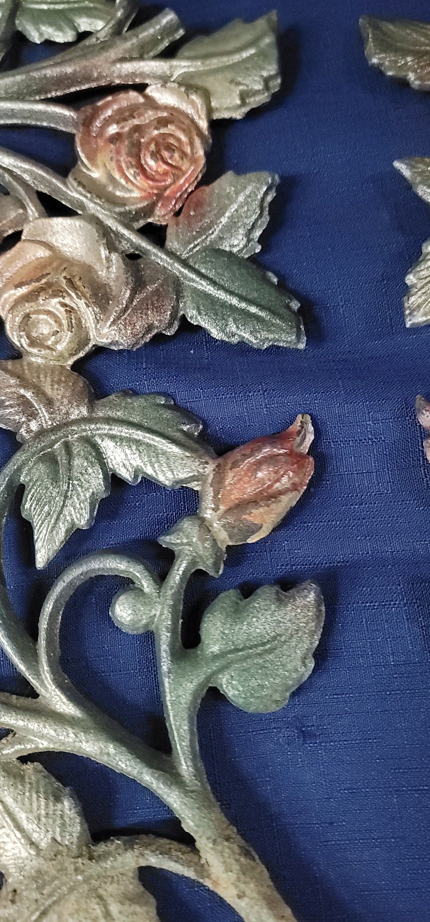 2 Ornate Cast Iron Rose & Leaf Pattern Decorative Panels Painted GS00916