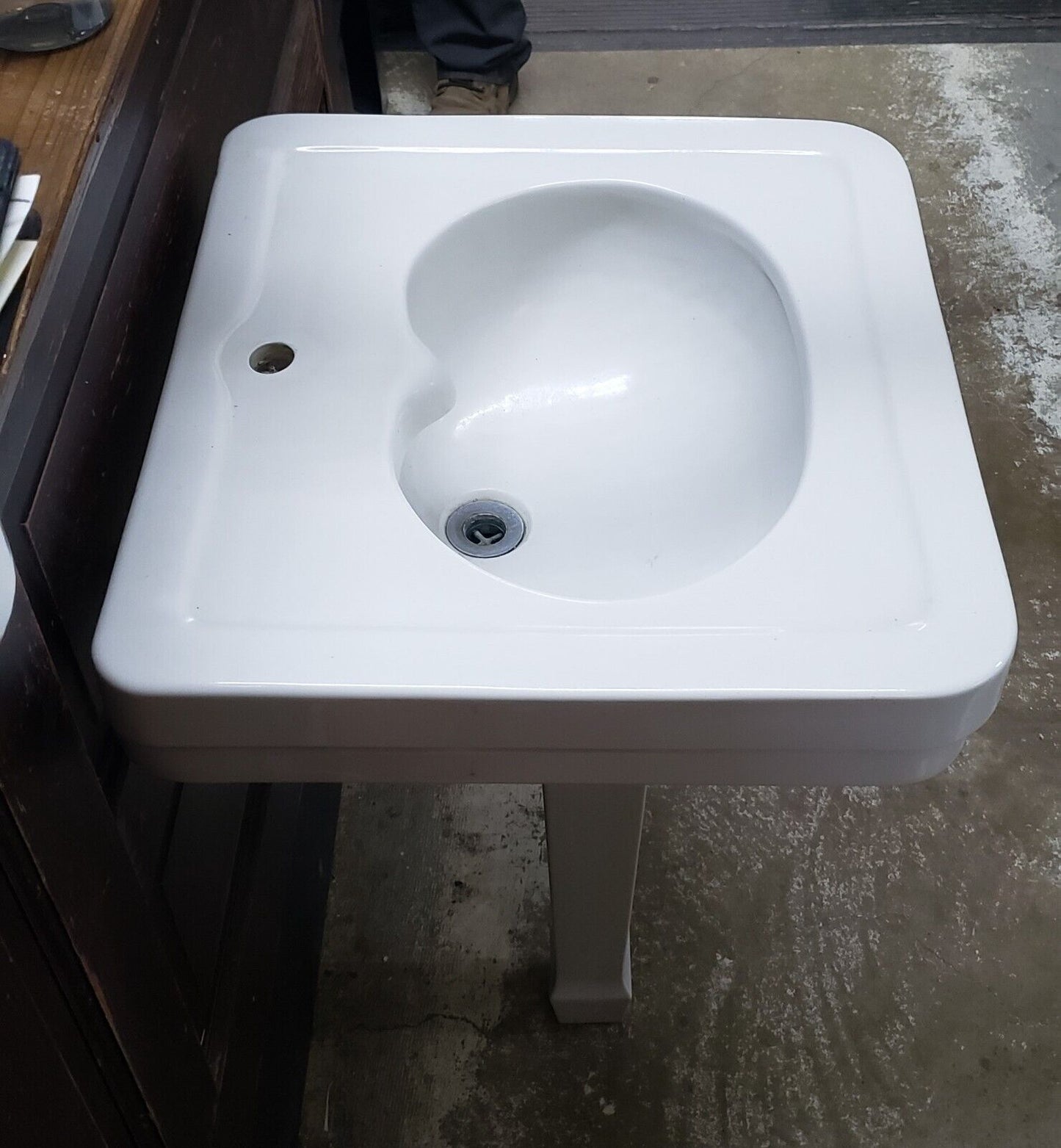 Vintage One Tap Peg Leg Pedestal Sink with Heart Shaped Basin GA9660