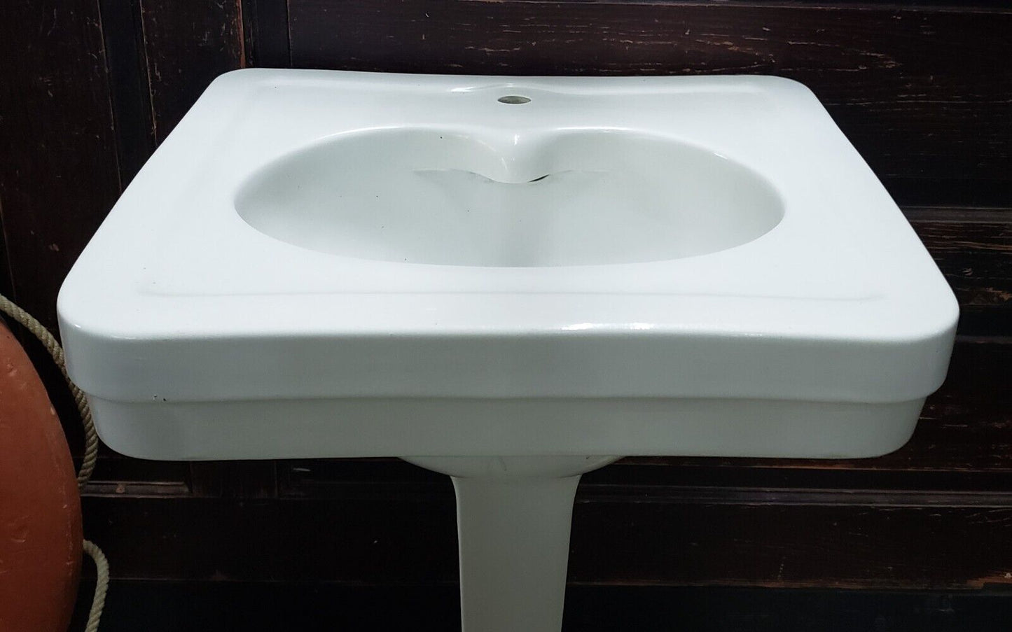 Vintage One Tap Peg Leg Pedestal Sink with Heart Shaped Basin GA9660