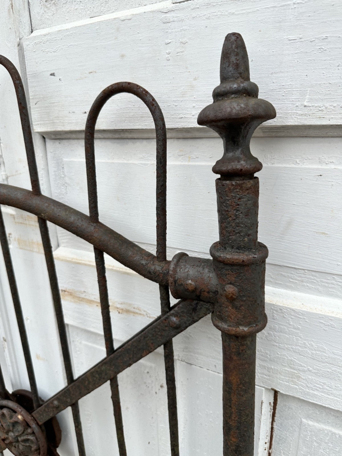 Antique Iron Hairpin Garden Gate w/ Flower Medallion GA20250