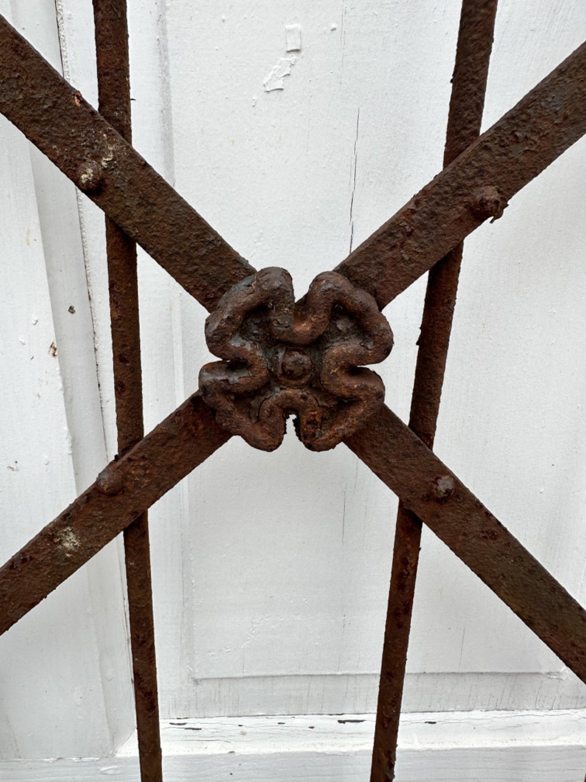 Antique Iron Hairpin Garden Gate w/ Flower Medallion GA20251