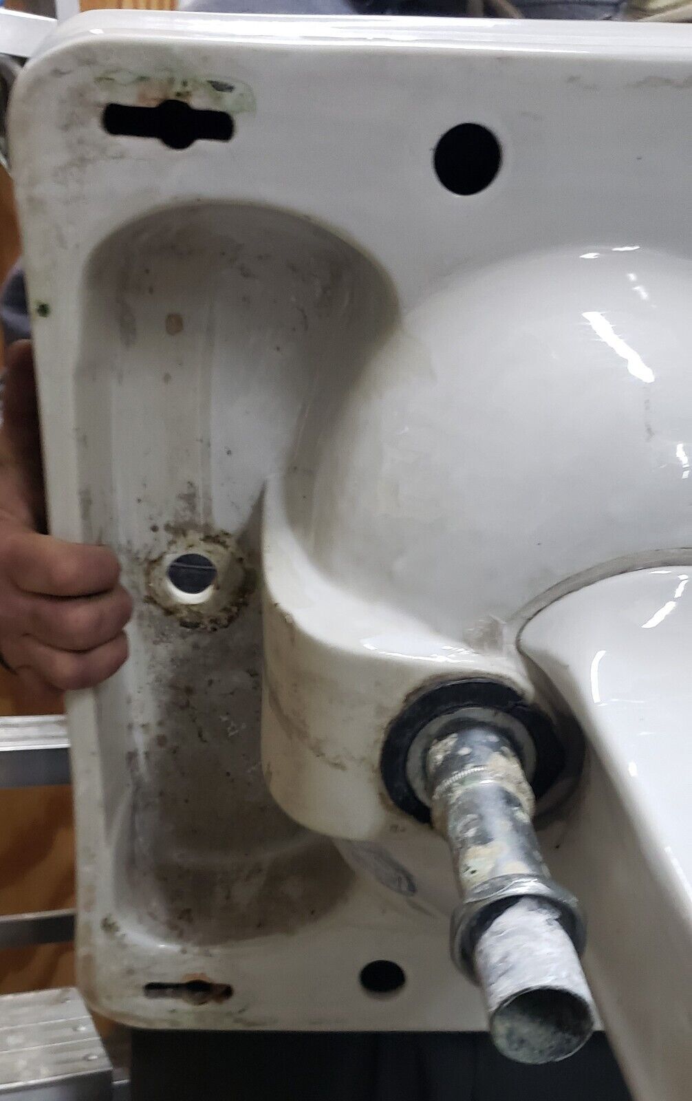 Vintage One Tap Peg Leg Pedestal Sink with Heart Shaped Basin GA9660