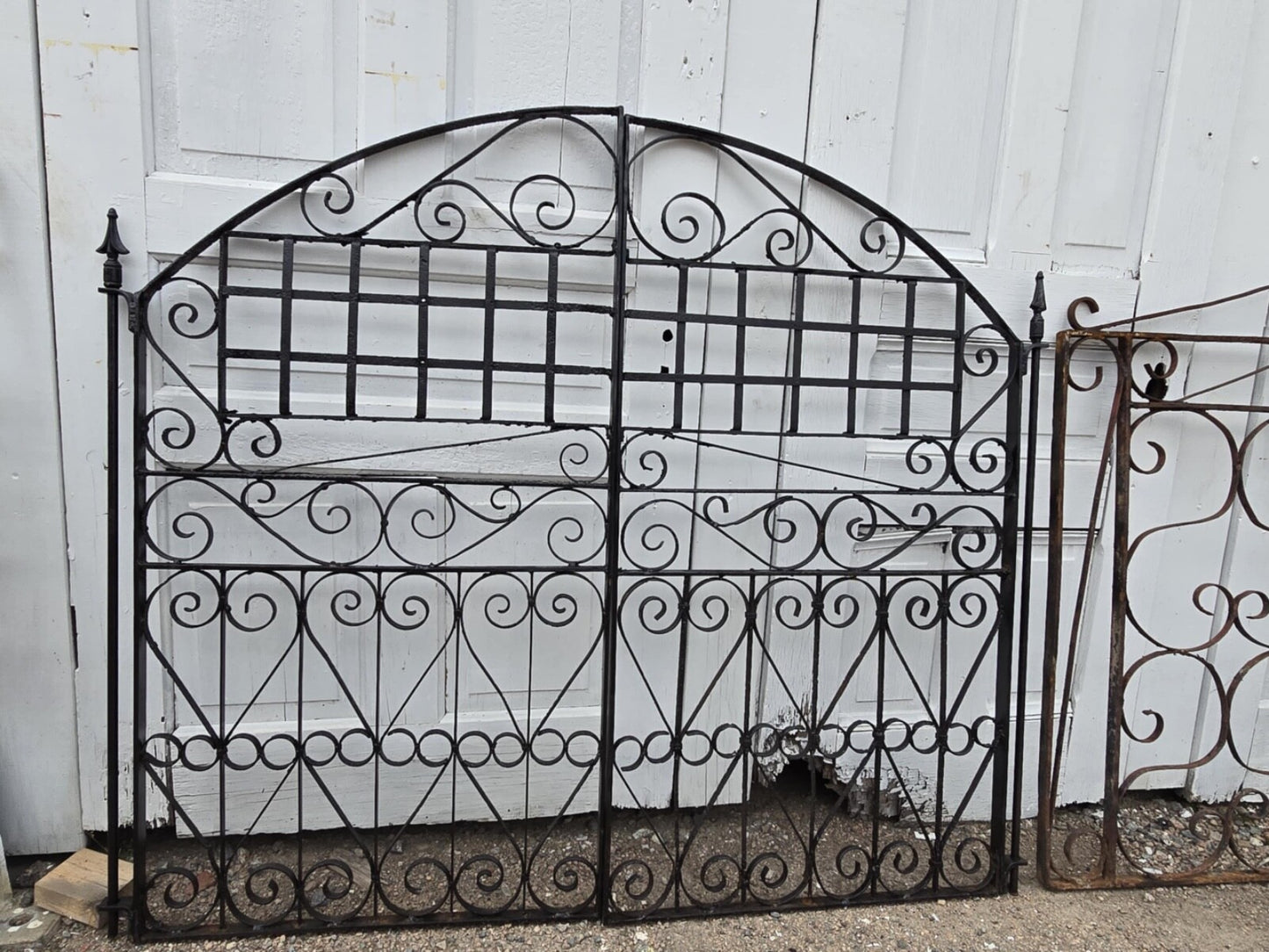 Arched Iron Garden Gate w/ Arrow Finials & Scrollwork GAM0461