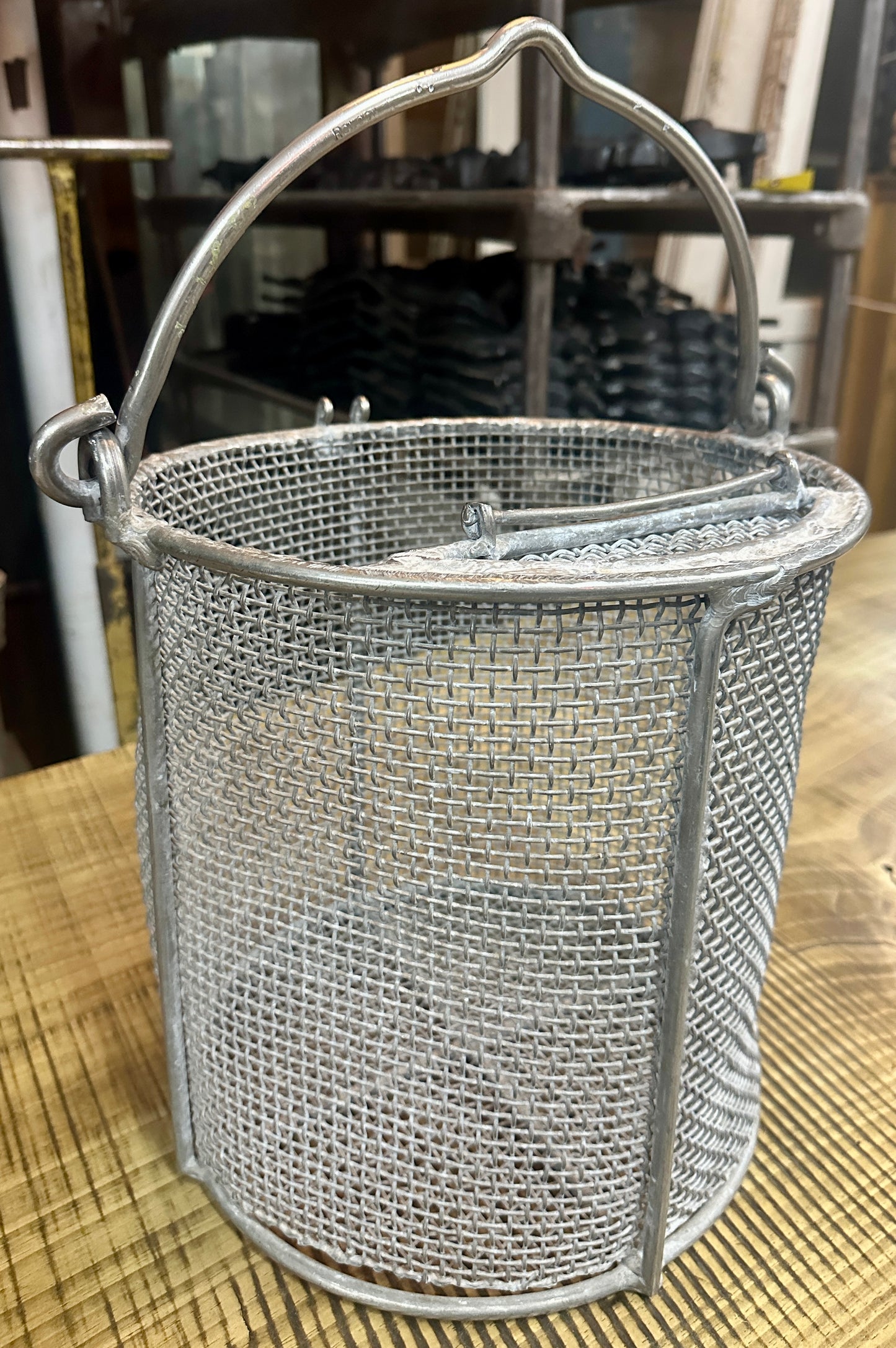 Galvanized Steel Wire Mesh Basket w/ Handle GA20728