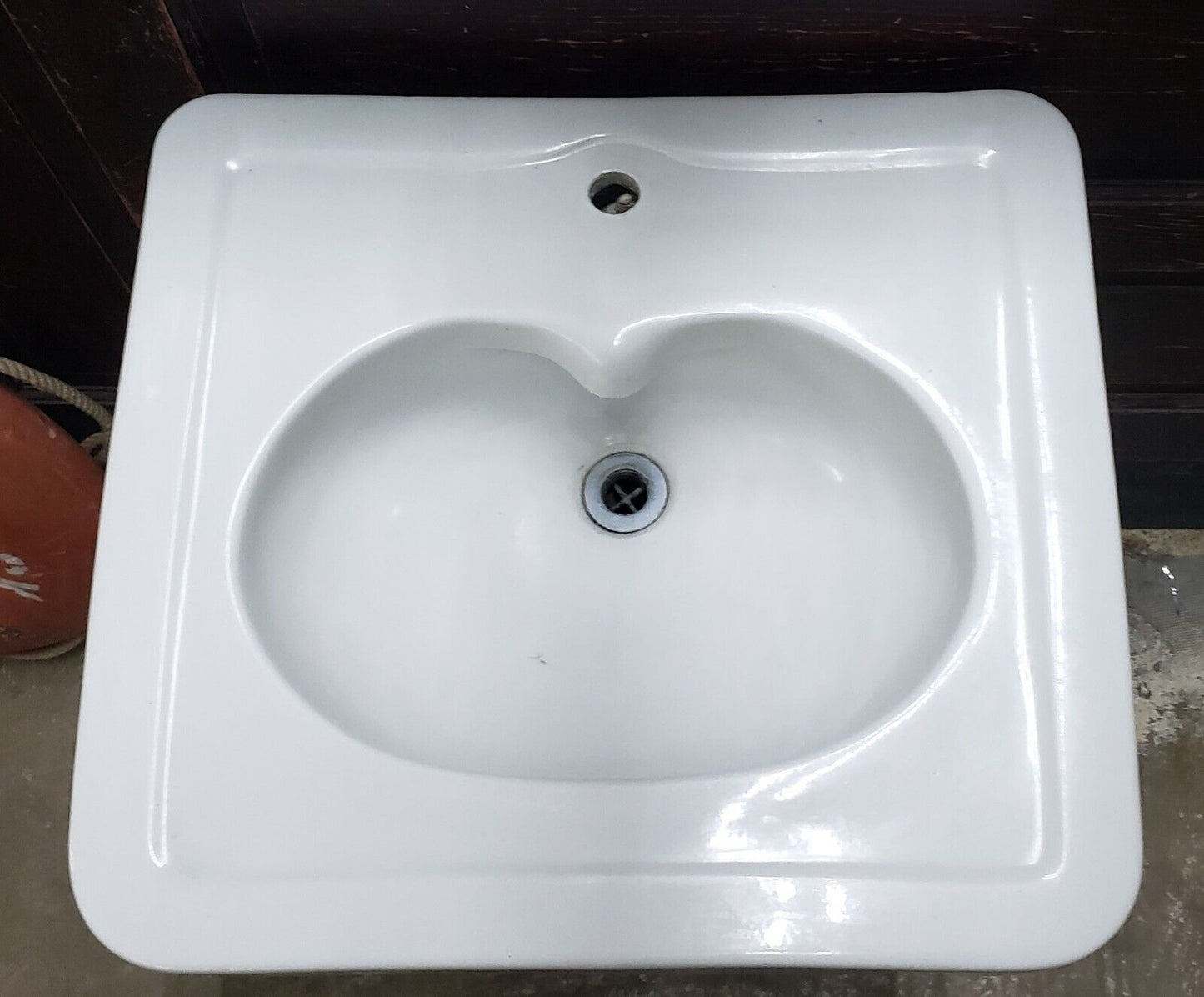 Vintage One Tap Peg Leg Pedestal Sink with Heart Shaped Basin GA9660