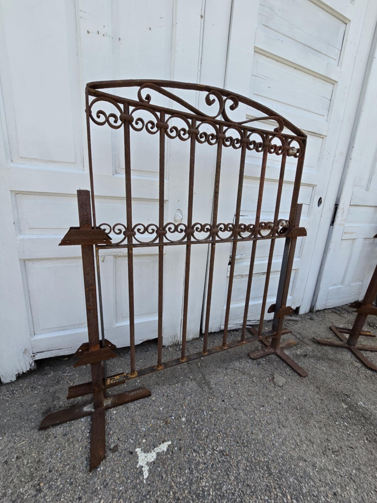 Arched Antique Iron Gate GAM0458