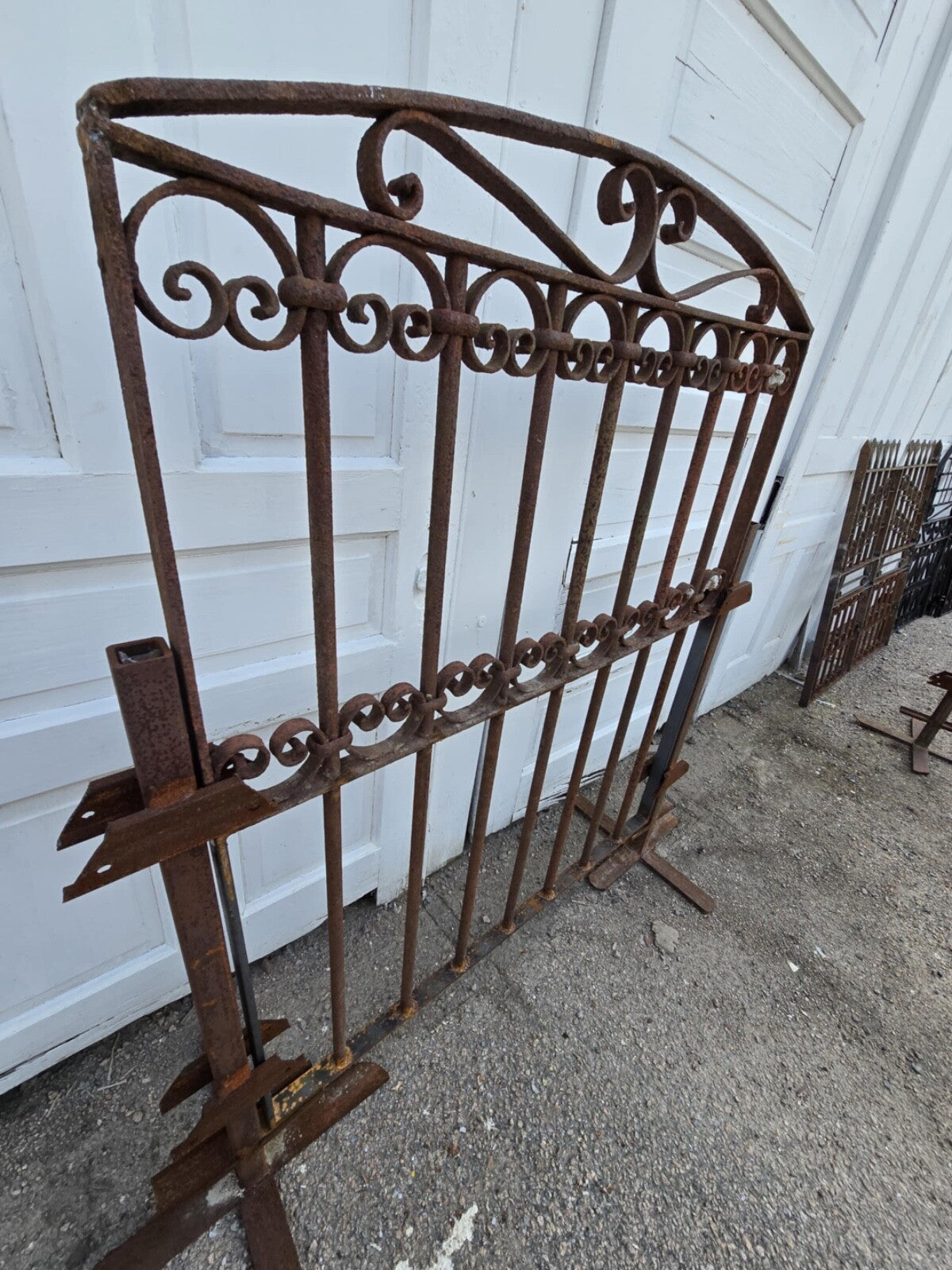 Arched Antique Iron Gate GAM0458