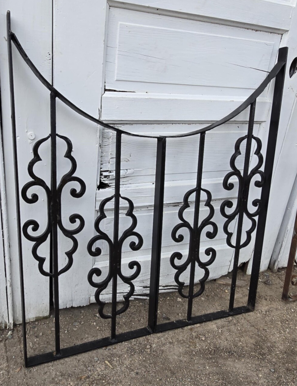 Crescent Top Iron Garden Gate w/ 4 Interior Medallions GAM0469