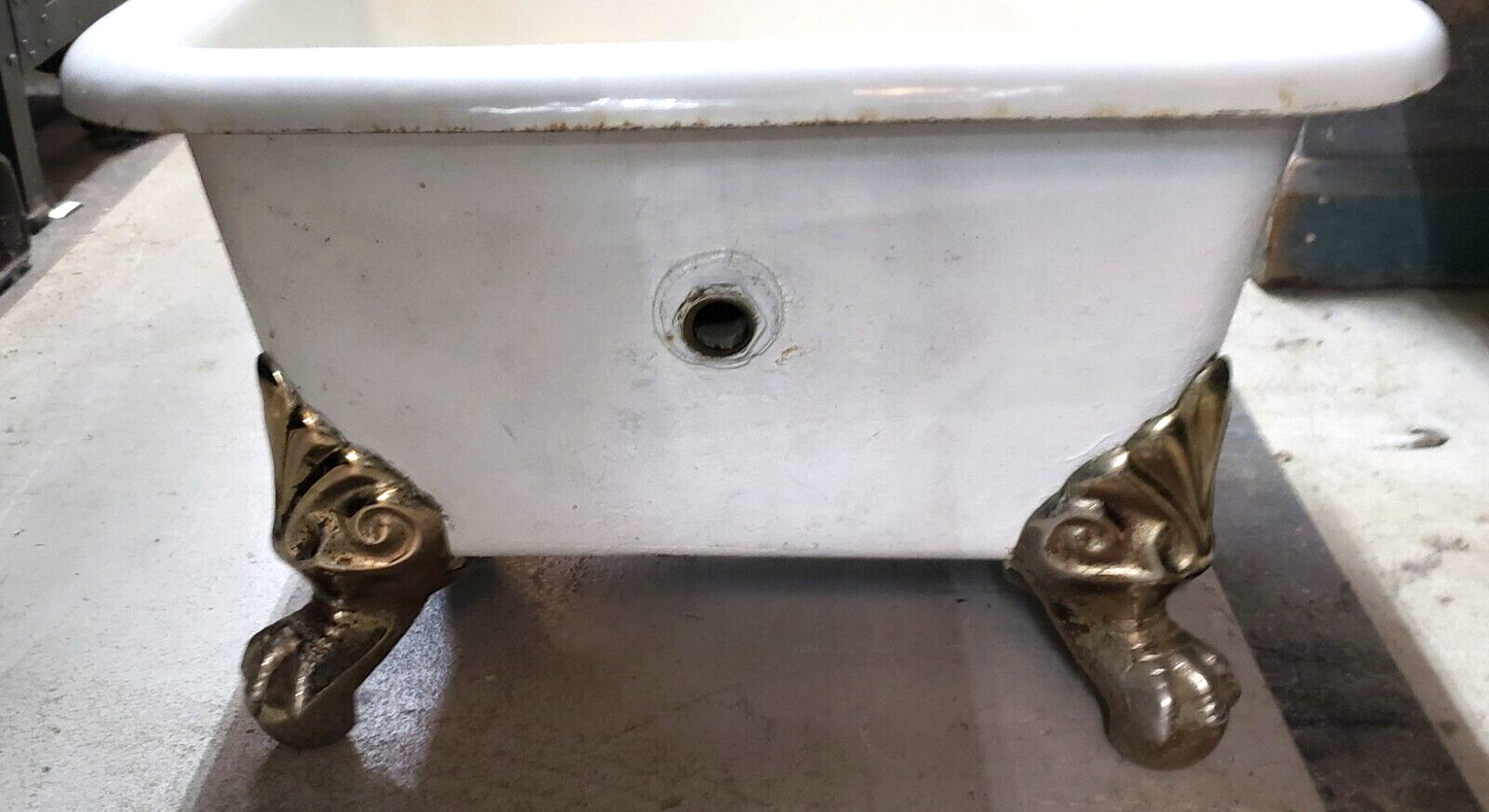 Victorian Claw Foot Cast Iron Foot Bath with Original Porcelain GS00058