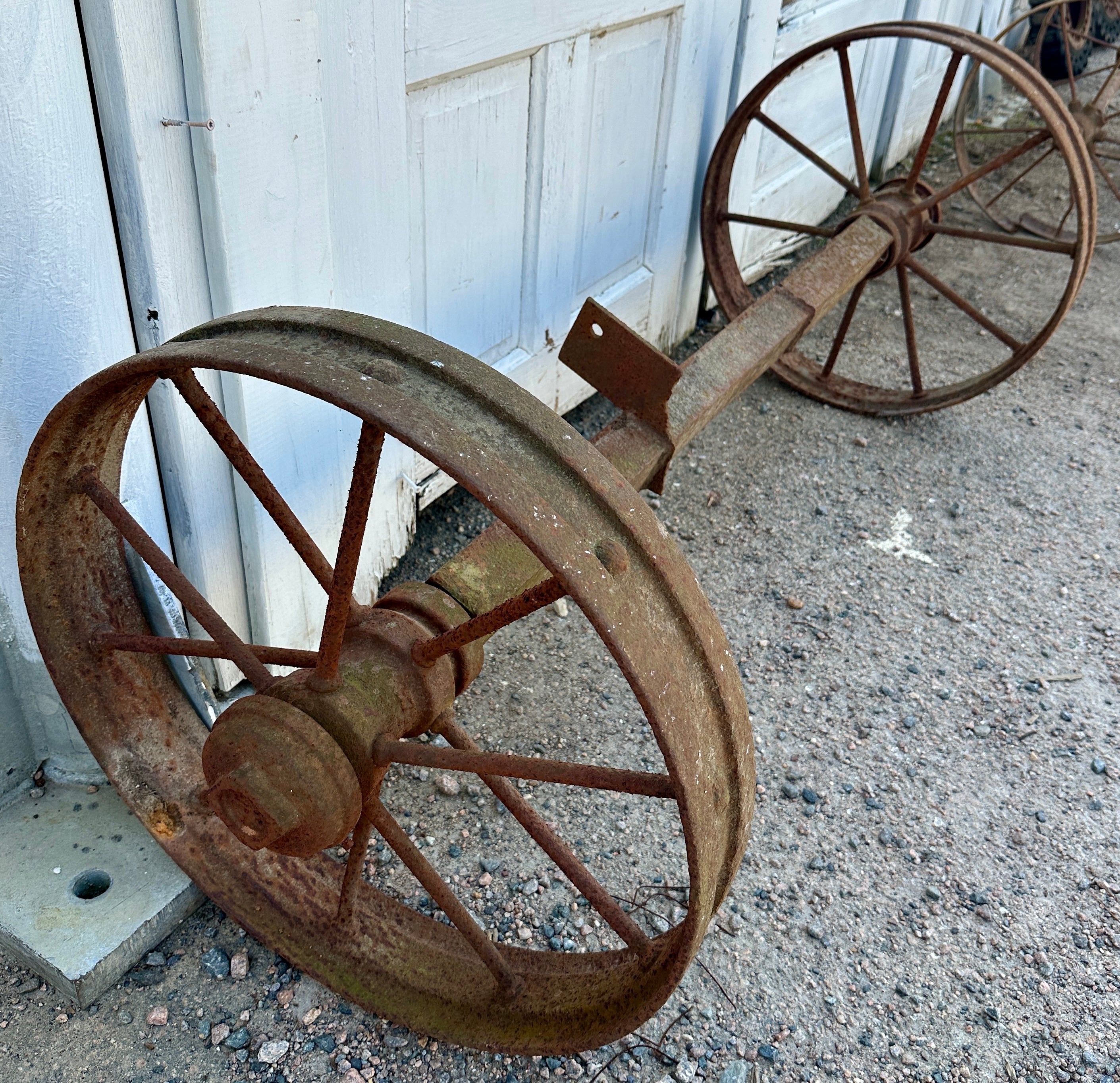 Antique Cast Iron Wagon Wheel & Axle Assembly GA20953 – ANTIQUE IRON
