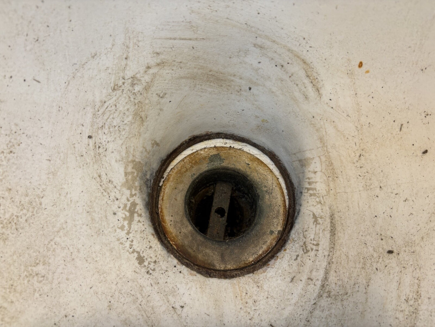 Cast Iron Bath Tub w/ Center Drain GS6022