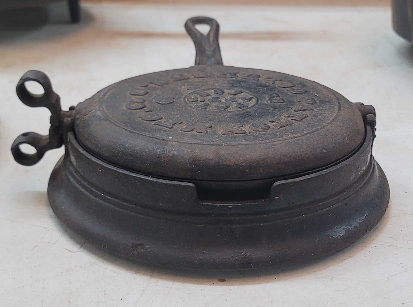 1920's A.G. Patton Model 7/8 Cast Iron Flip Flop Waffle Iron w/ Base GS01077