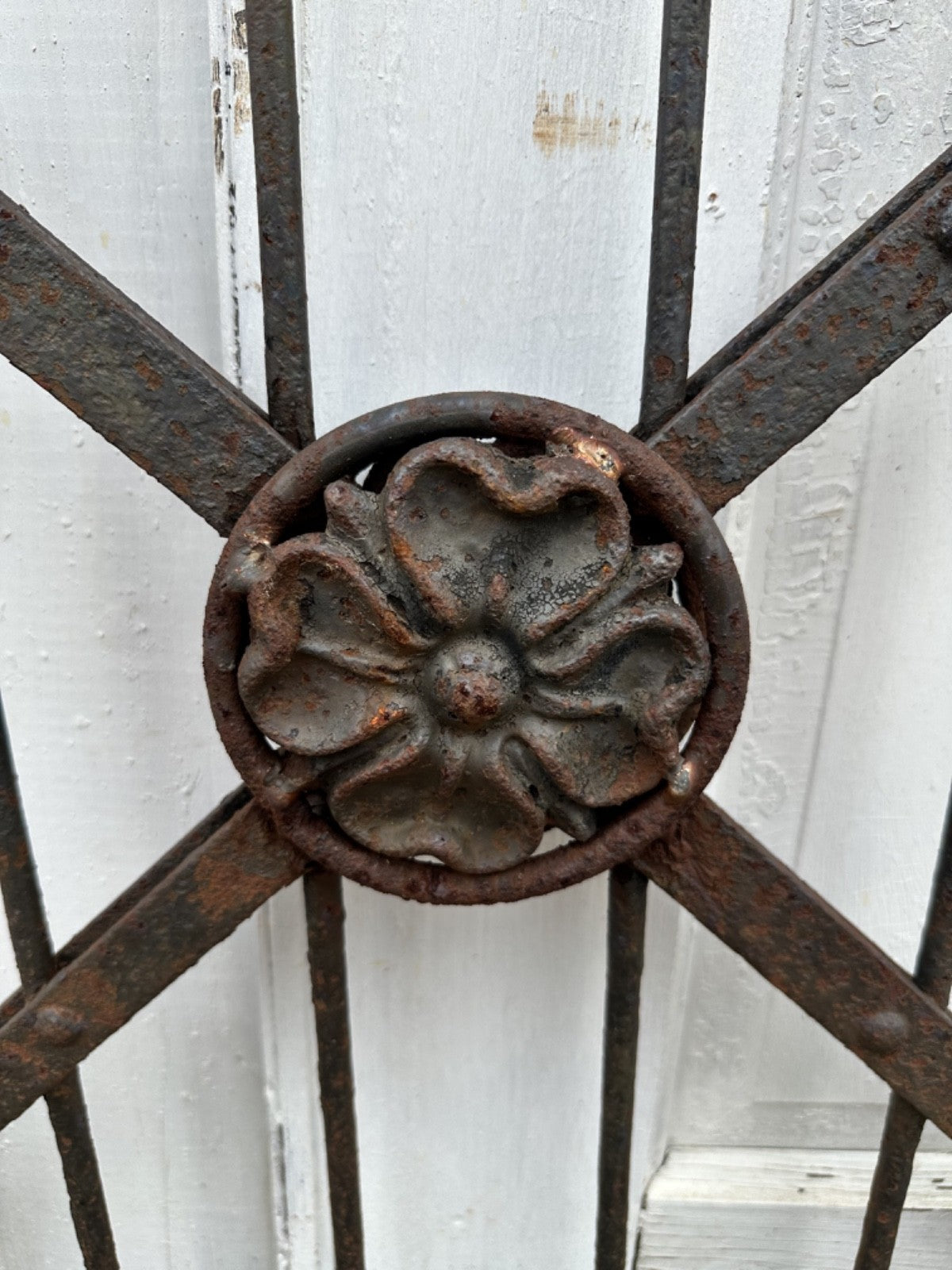 Antique Iron Hairpin Garden Gate w/ Flower Medallion GA20250