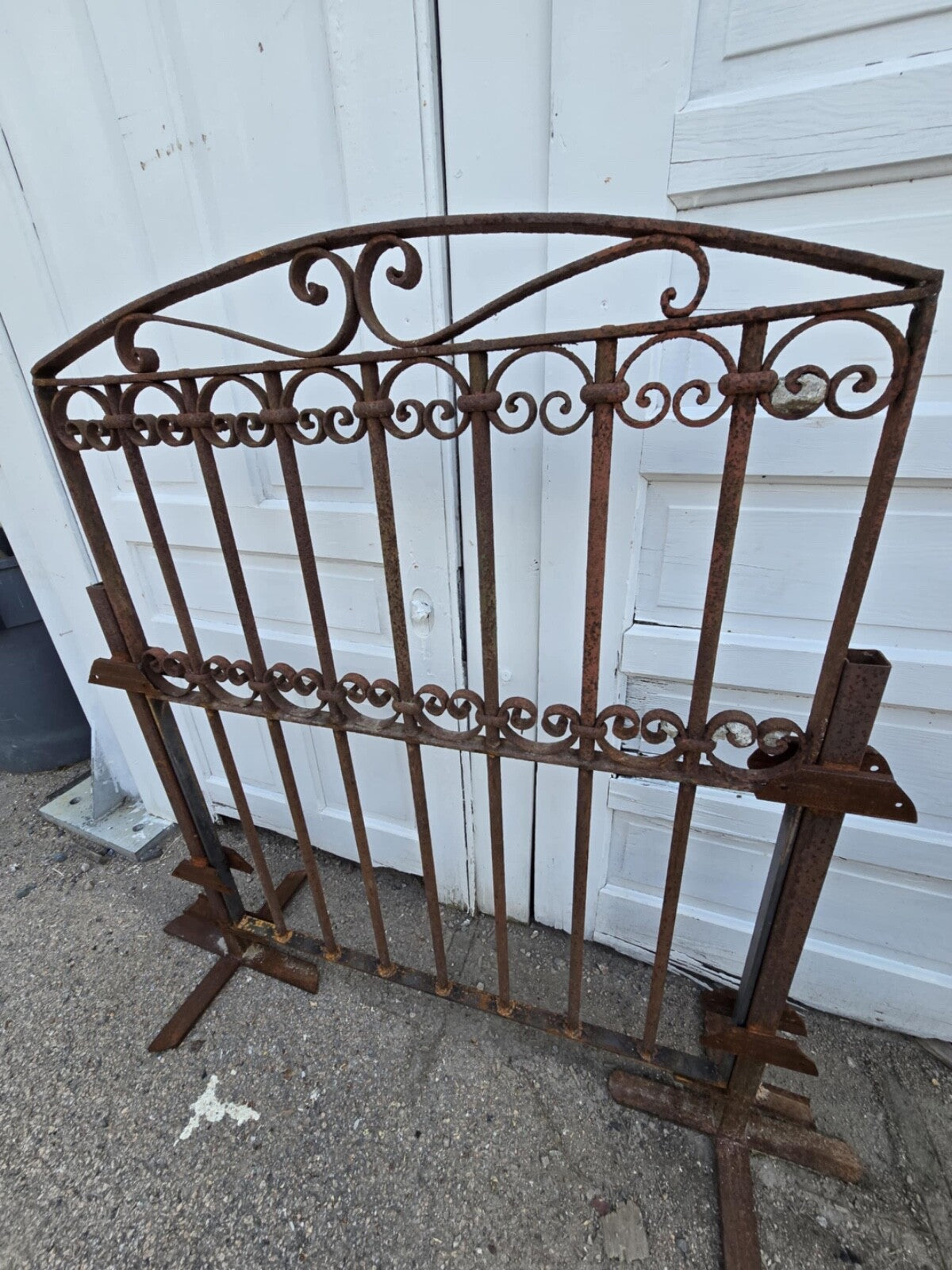 Arched Antique Iron Gate GAM0458