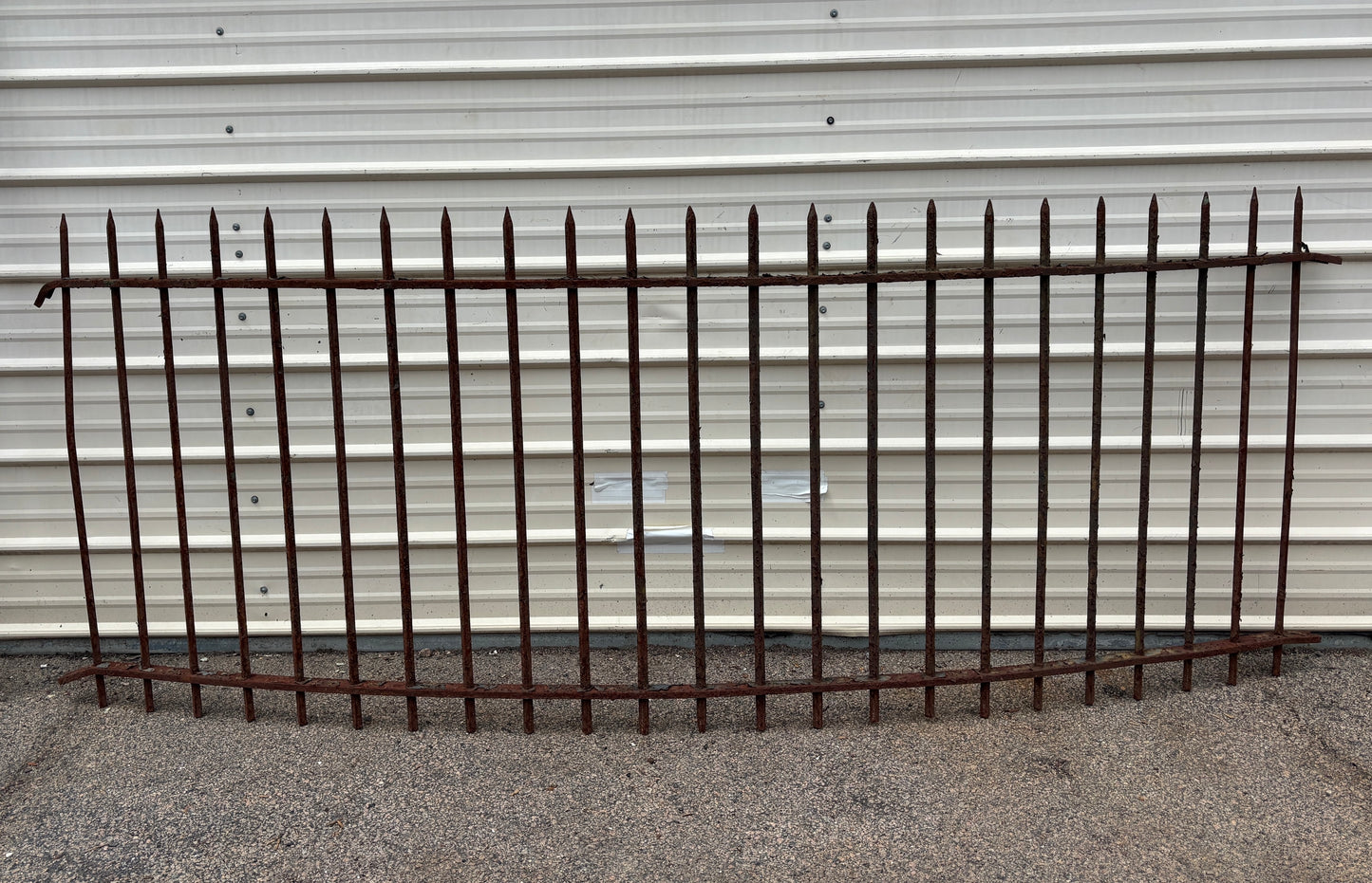 87 Feet of Wrought Iron Rounded Picket Fencing GA21411