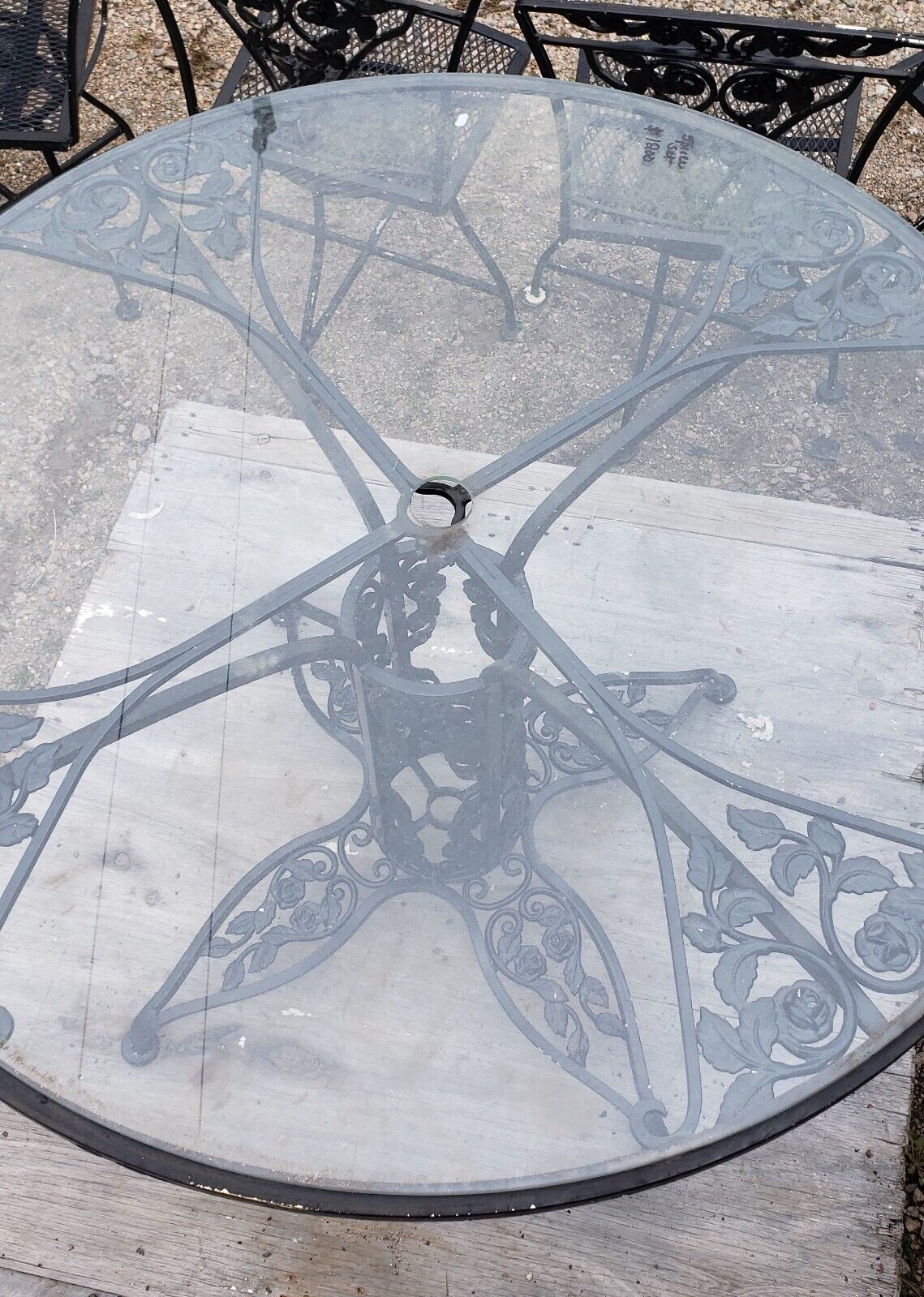 Ornate Wrought Iron Glass Top Umbrella Table & 4 Matching Swivel Chairs GA9778