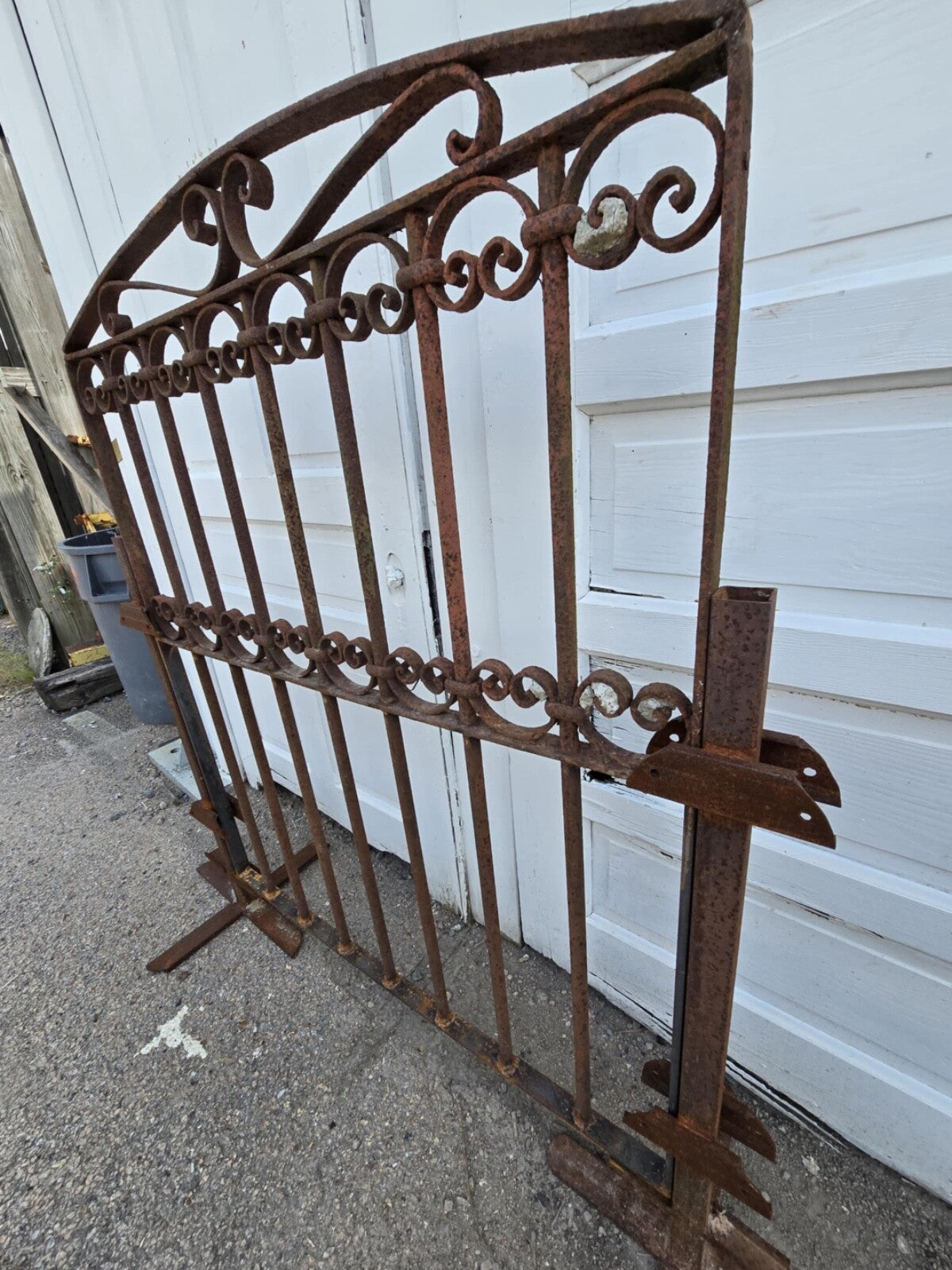 Arched Antique Iron Gate GAM0458