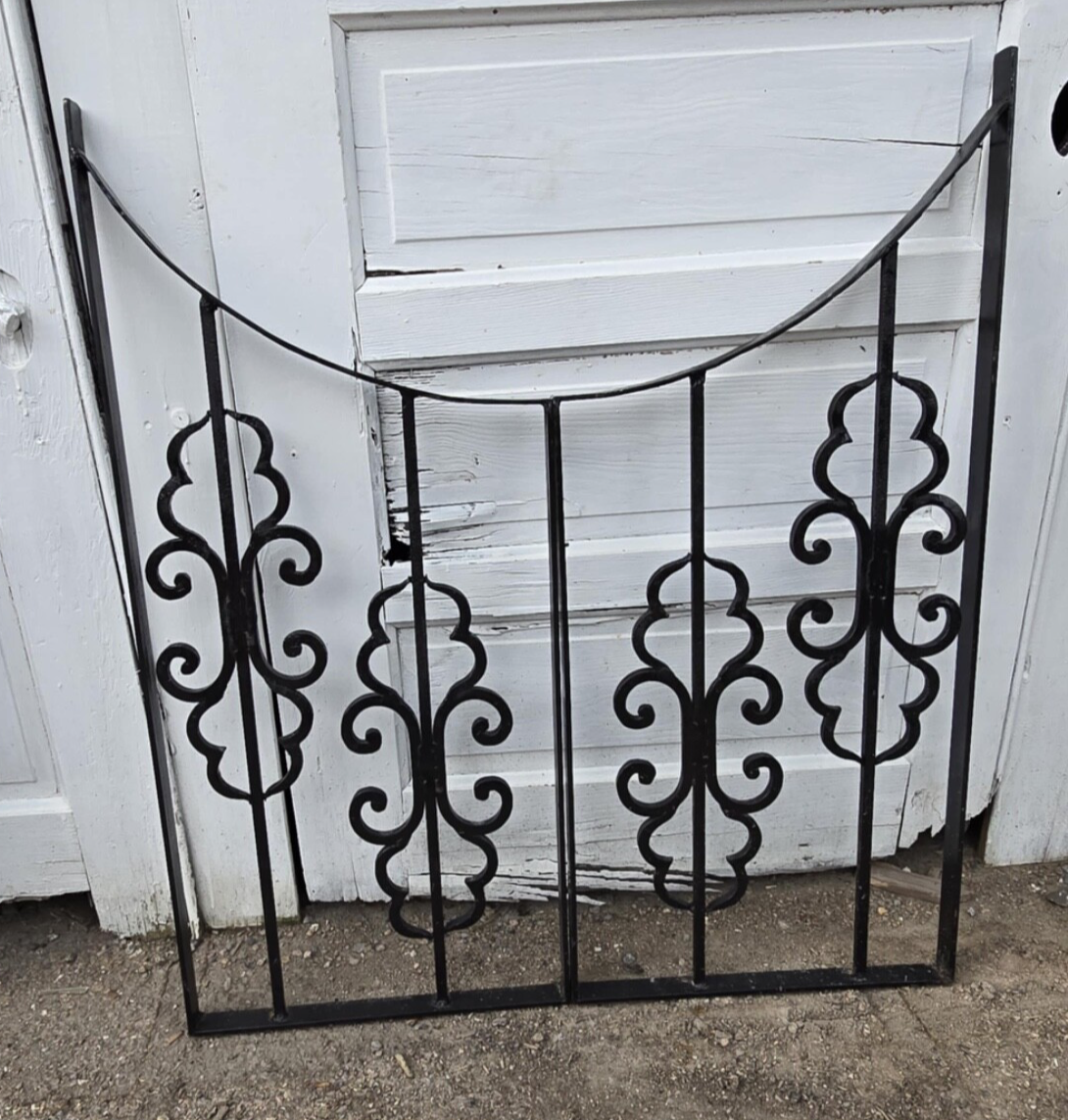 Crescent Top Iron Garden Gate w/ 4 Interior Medallions GAM0469