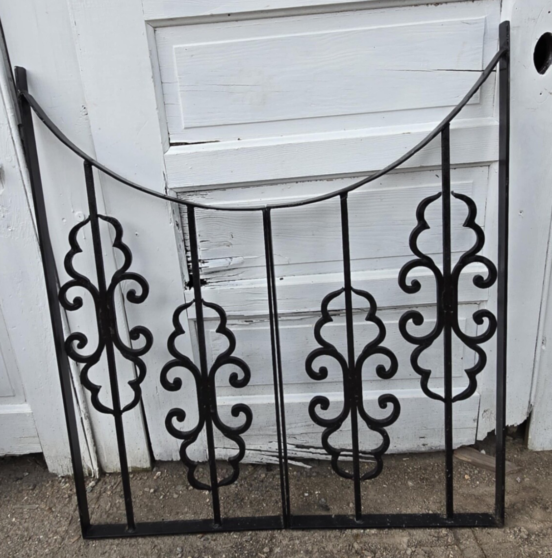 Crescent Top Iron Garden Gate w/ 4 Interior Medallions GAM0469