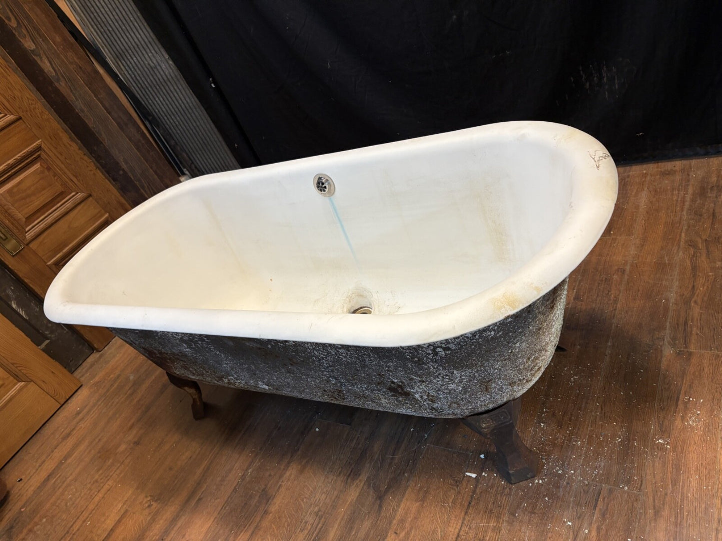 Cast Iron Bath Tub w/ Center Drain GS6022