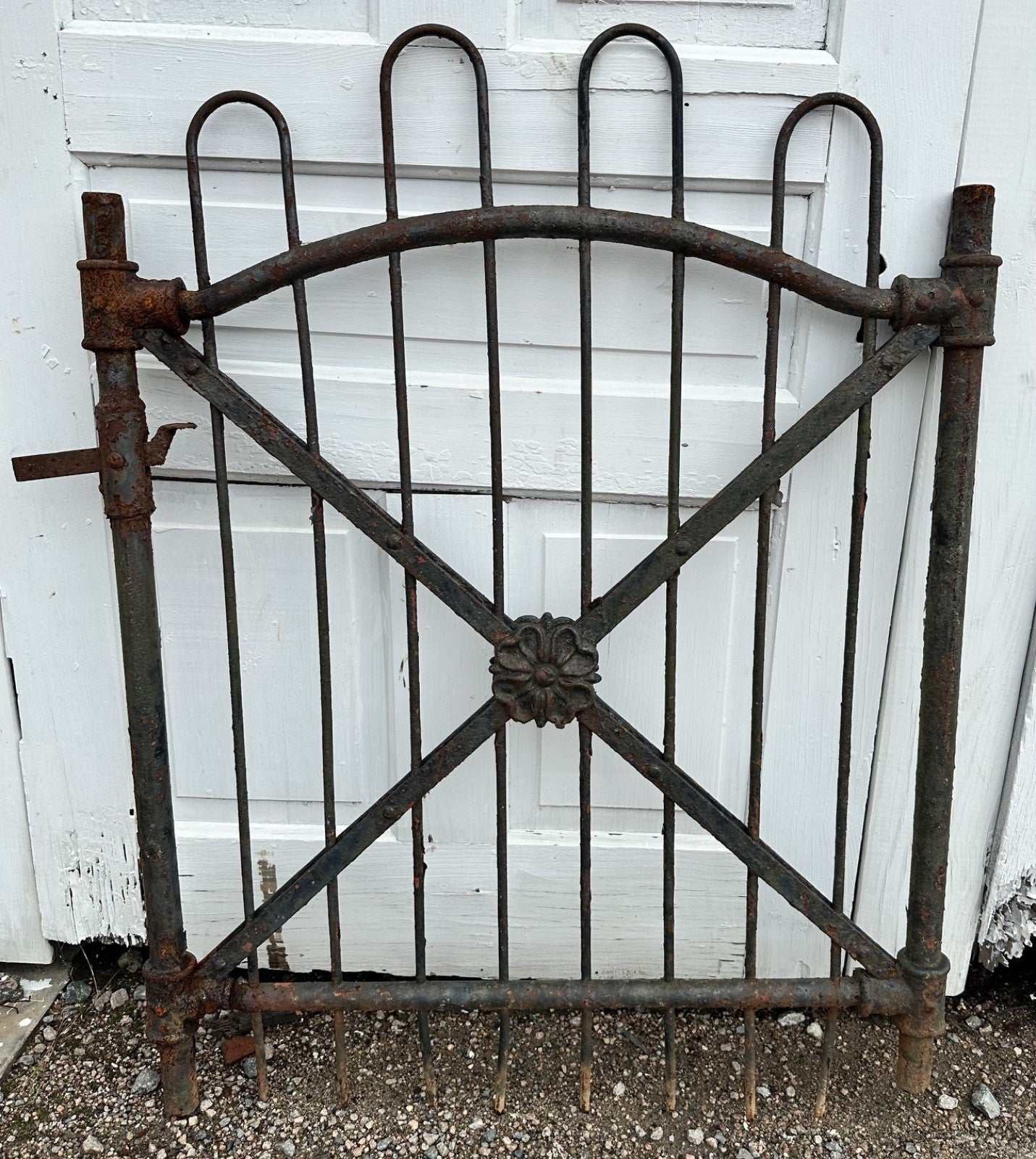 Antique Hairpin Iron Garden Gate w/ Flower Medallion GA20241