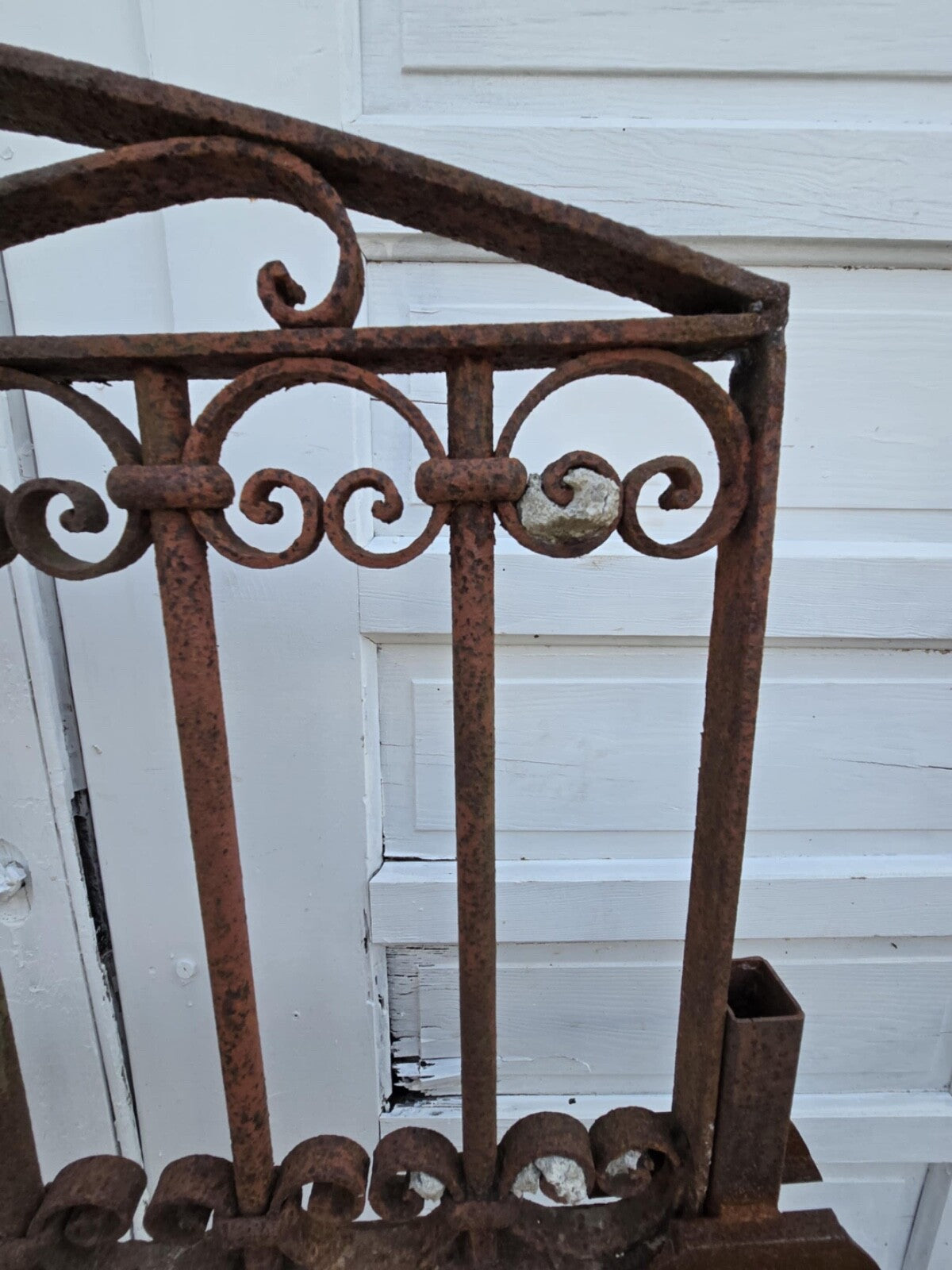 Arched Antique Iron Gate GAM0458