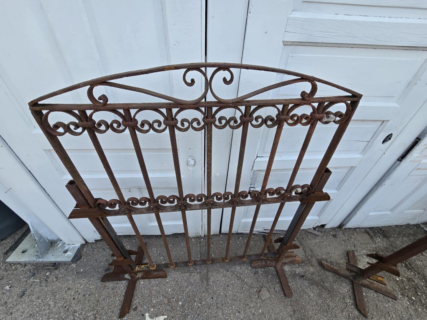 Arched Antique Iron Gate GAM0458