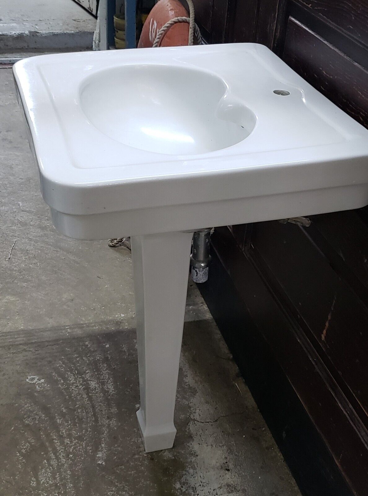 Vintage One Tap Peg Leg Pedestal Sink with Heart Shaped Basin GA9660