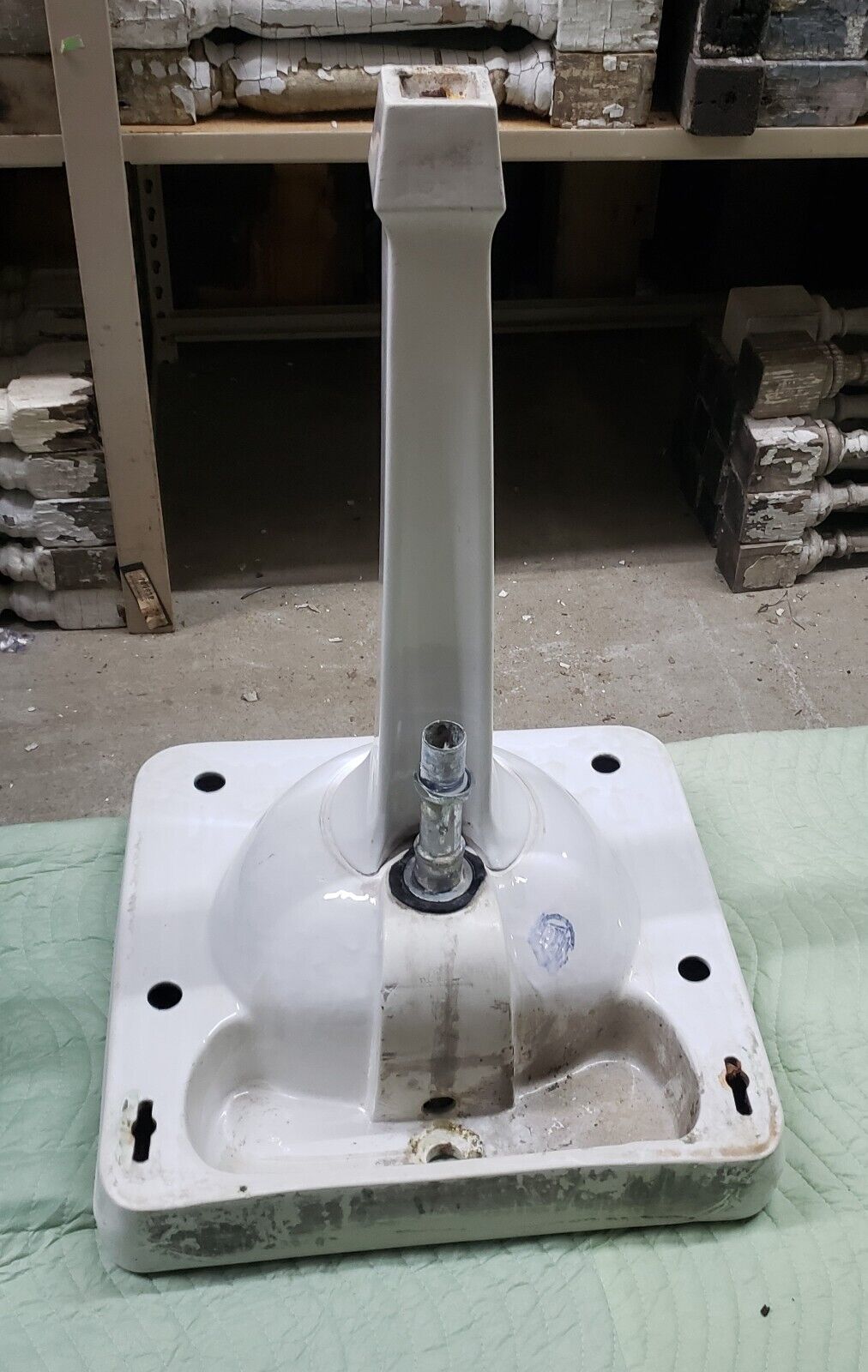 Vintage One Tap Peg Leg Pedestal Sink with Heart Shaped Basin GA9660