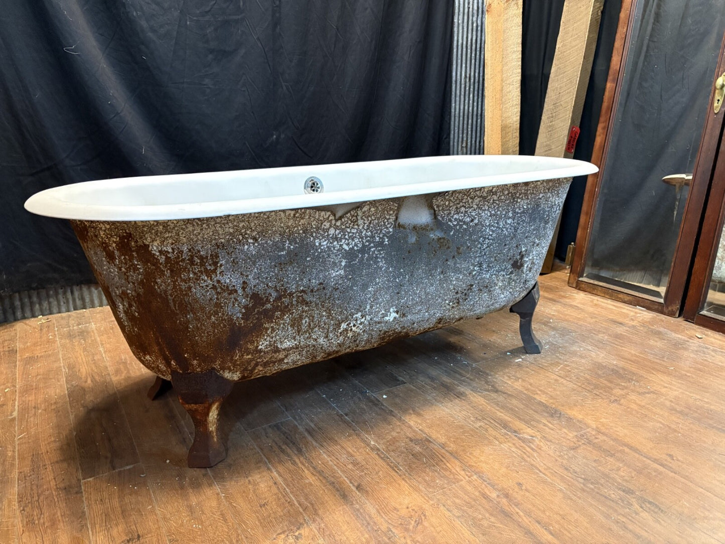 Cast Iron Bath Tub w/ Center Drain GS6022