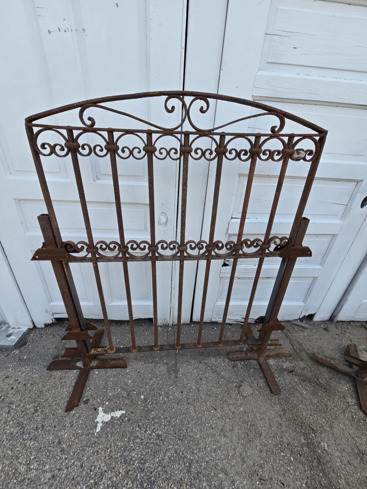 Arched Antique Iron Gate GAM0458