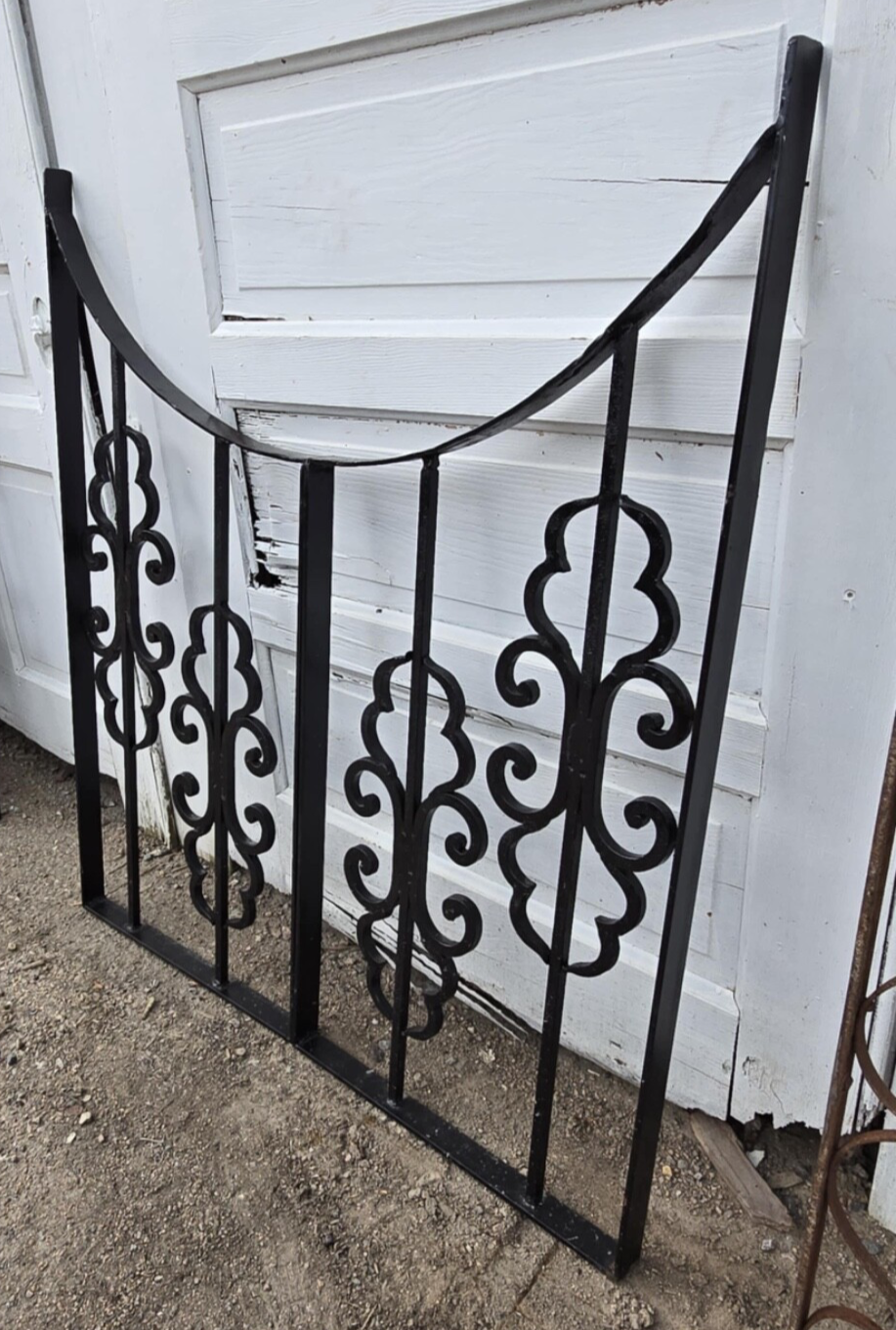 Crescent Top Iron Garden Gate w/ 4 Interior Medallions GAM0469