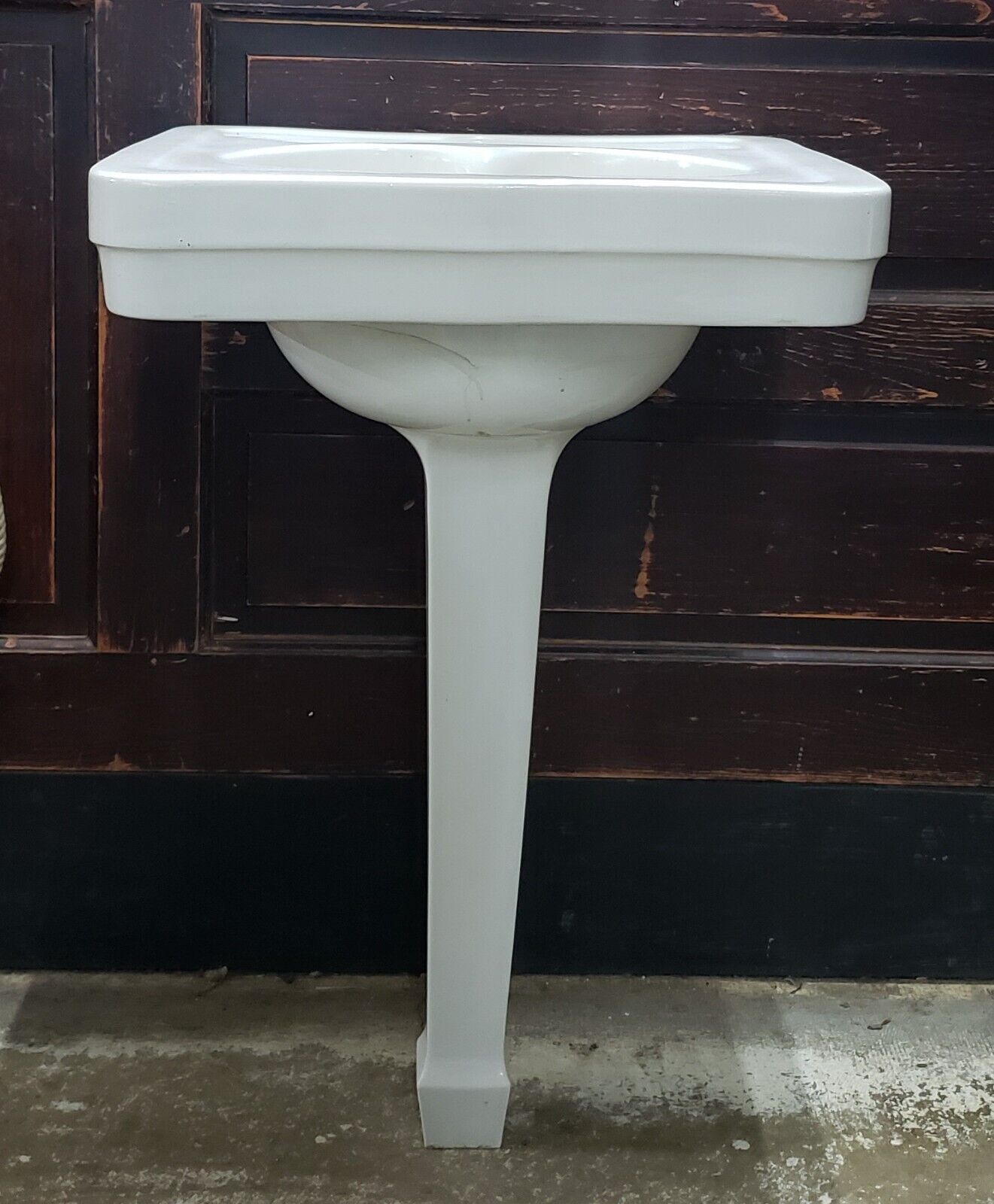 Vintage One Tap Peg Leg Pedestal Sink with Heart Shaped Basin GA9660