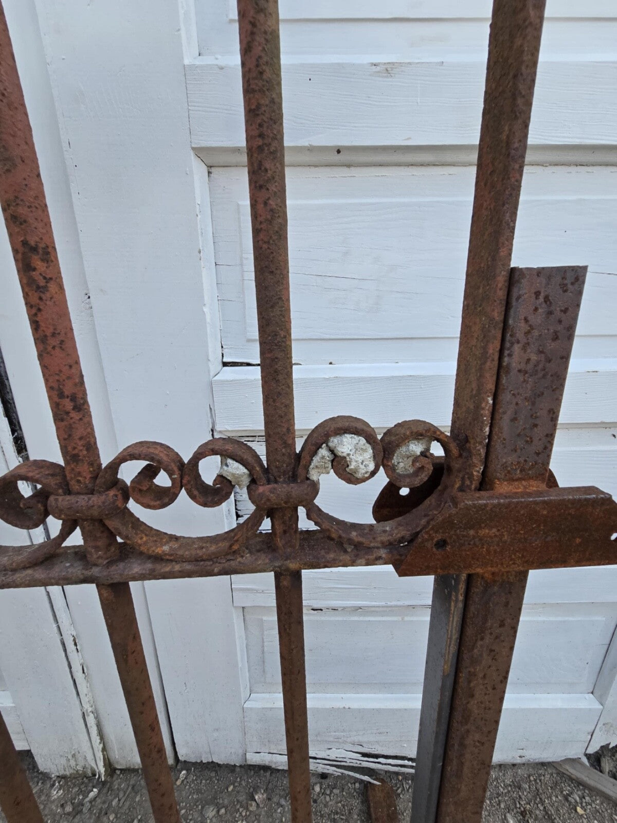 Arched Antique Iron Gate GAM0458